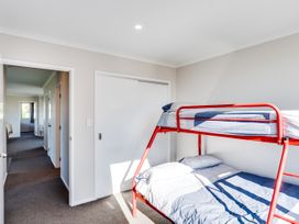 A bedroom with a bunk bed in SeaRenity - Waimarama Holiday Home, Havelock North