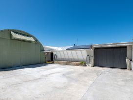 An outdoor area with a garage and an outbuilding at Hawksie Place, Repora