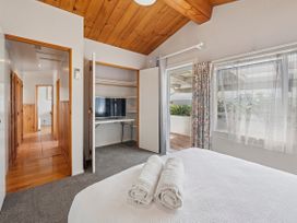 A bedroom with a bed and a television at Hawksie Place in Reporaa