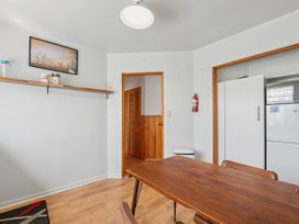 A dining room with a table and chairs at Hawksie Place in Repoloa