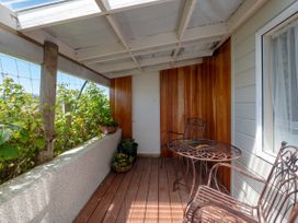 An outdoor space with a table and chairs and potted plants at Hawksie Place in Reporaa
