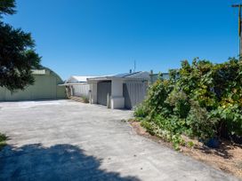 An outdoor area with a driveway and outbuilding at Hawksie Place in Reporea