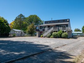 A squash club building with parking area at Hawksie Place in Reporaa