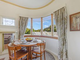 A dining room with a table and chairs at Kettle House - Upper Moutere Holiday Home 