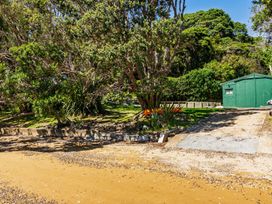 An outdoor area with trees and a shed at Parekura Bay Hikurangi