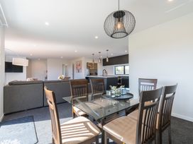 A dining area with a table and chairs at Oraka Scenery - Te Anau Holiday Home Te Anau
