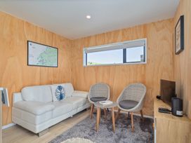 A snug with a sofa and coffee table at Opito Bay Holiday Home in Opito Bay