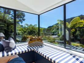 A snug area with a window seat at Nature's Luxe - Moetapu Bay Holiday Home, Picton