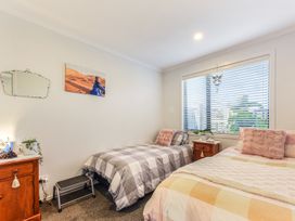 A bedroom with two beds, a mirror and a window at Nelson in Richmond