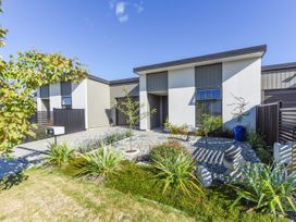 A garden with pathway and plants at Nelson in Richmond
