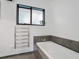 Alpine Escape - Wanaka Holiday Home -  - 1200423 - thumbnail photo 17