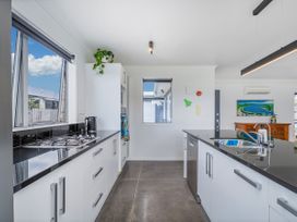 A kitchen with countertop and appliances at Sweet As on Aquila - Whitianga