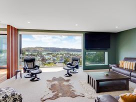 A living room with sofas and a coffee table at Raglan Holiday Home