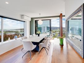 A dining room with a table and chairs at Raglan Holiday Home in 
