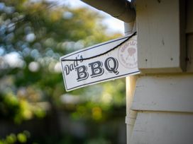 A sign indicating Dad's BBQ at Darling on Dorizac - Te Anau
