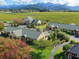 An overview of houses and vineyards at Vintners - Renwick Holiday Home in Blenheim