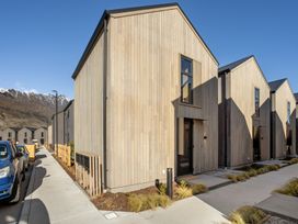 A row of houses beside a sidewalk at Stonepeak - Queenstown Holiday Home in Queenstown