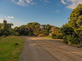 A gravel road with trees and bushes at Little Tui Ridge - Coromandel Holiday Home in Coromandel