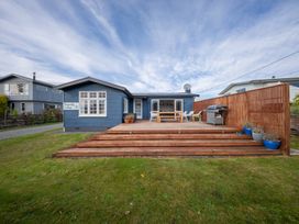 An outdoor area with a deck and furniture at Dragon Fly Cottage - Te Anau