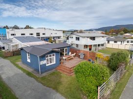 An outdoor area with a deck and seating at Dragon Fly Cottage - Te Anau