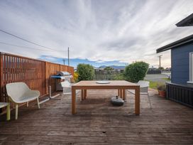 An outdoor area with a table and chairs at Dragon Fly Cottage - Te Anau Holiday Home Te Anau