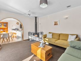 Get Away By The Green - Cromwell Holiday Home -  - 1203940 - thumbnail photo 3