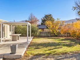 Get Away By The Green - Cromwell Holiday Home -  - 1203940 - thumbnail photo 1