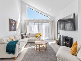 A living room with a sofa and coffee table at Cromwell Holiday Home in Cromwell