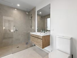 A bathroom with a shower, sink, and toilet at Cromwell Holiday Home in Cromwell