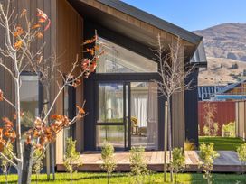 A house exterior with trees and a porch at Cromwell Holiday Home in Cromwell