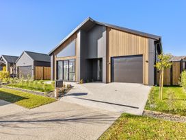 A house with garage and garden at Cromwell Holiday Home in Cromwell