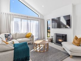 A living room with a sofa and coffee table at Cromwell Holiday Home in Cromwell