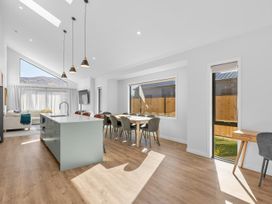 A kitchen with an island and dining table at Cromwell Holiday Home in Cromwell