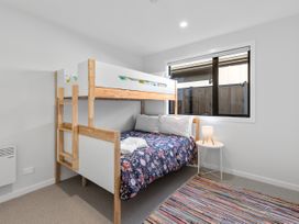 A bedroom with a bunk bed and a rug at Cromwell Holiday Home in Cromwell