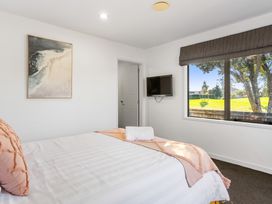Sun & Surf Stay - Papamoa Holiday Home -  - 1204758 - thumbnail photo 11