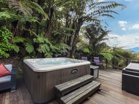 Champagne Tui - Moetapu Bay Holiday Home -  - 1204820 - thumbnail photo 1