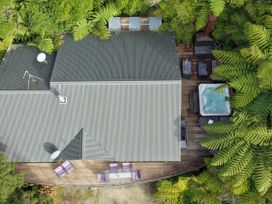 An outdoor area with a hot tub and seating at The Sounds Hideaway - Moetapu Bay