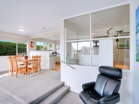 A dining room with a table and chairs at Lola's - Cambridge Holiday Home in Morrinsville