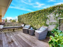 A seating area with chairs and a table in Lola's - Cambridge Holiday Home, Morrinsville