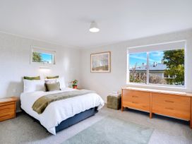 A bedroom with a bed and window at Lola's - Cambridge Holiday Home in Morrinsville
