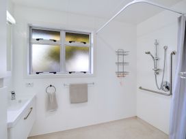 A bathroom with a sink and shower at Lola's - Cambridge Holiday Home, Morrinsville