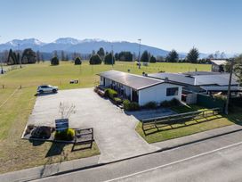 An outdoor view of Dusky Motels with mountains in the background in Te Anau