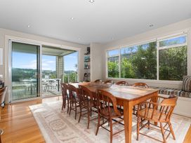A dining room with a table and chairs at Langs Beach Holiday Home Langs Beach