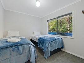 A bedroom with twin beds and a window at Roy-Al Retreat - Riwaka Holiday Home Riwaka