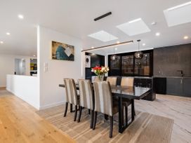 A dining room with a table and chairs at Alpine Haven - Queenstown Villa in Queenstown