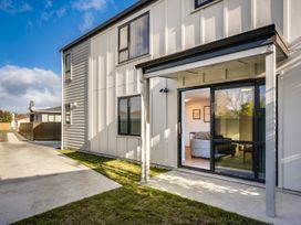 An exterior view of a house with a driveway and grass at Mayfair Haven - Hastings Holiday Home, Hastings