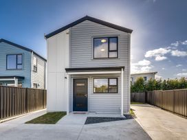 A residential building with a driveway and fence at Mayfair Haven - Hastings Holiday Home, Hastings