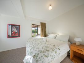 A bedroom with a bed and a window at The Green House 