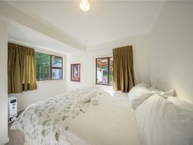 A bedroom with a bed and windows at The Green House 