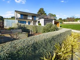 A house with a garden and balcony at Belle Vue Akaroa